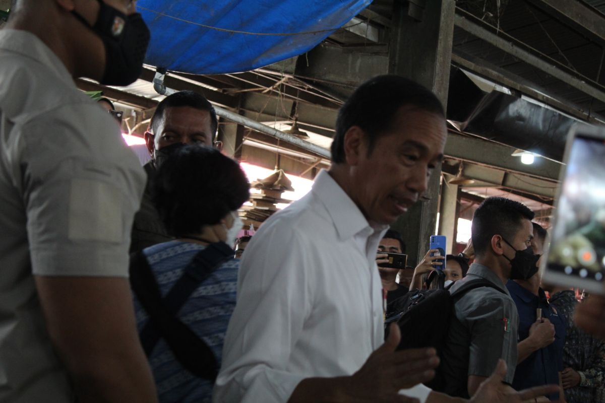 Jokowi bagikan bantuan ke pedagang di Pasar Pasir Gintung