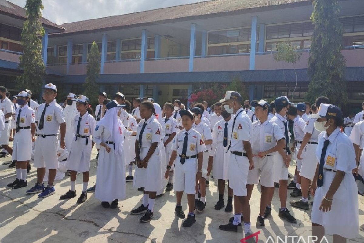 Komandan Korem 172/PWY pimpin upacara bendera SMP Negeri 1 Sentani