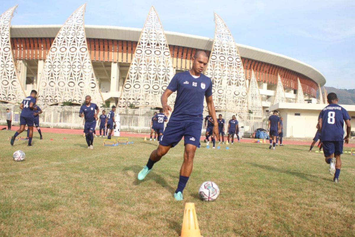 Pemain Persipura Jayapura Ricardo Salampessy kantongi sertifikat pelatih A AFC