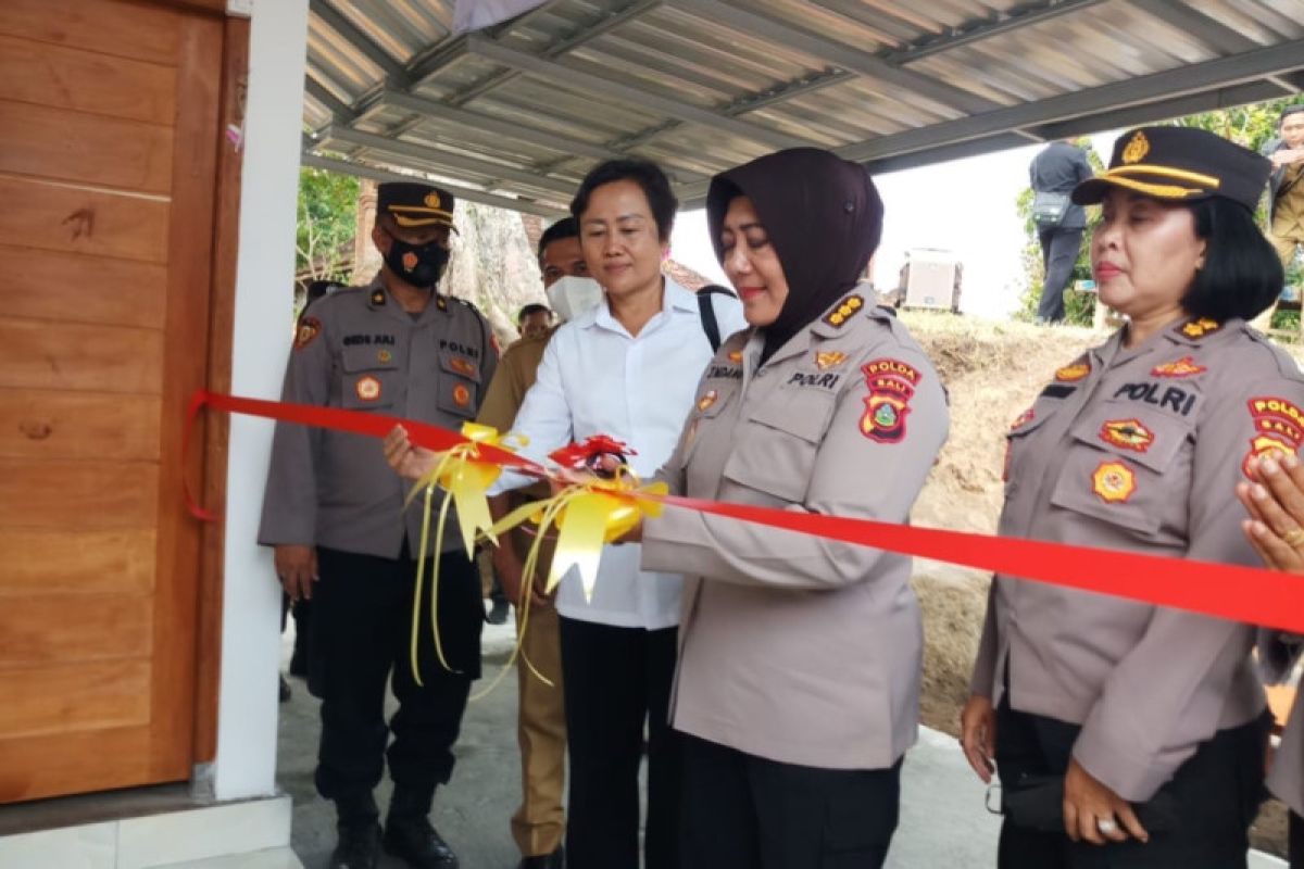 Polwan Polda Bali bantu bedah rumah warga