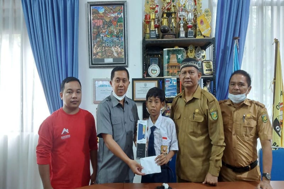 Agustiar Sabran beri bantuan siswa kurang mampu di Palangka Raya