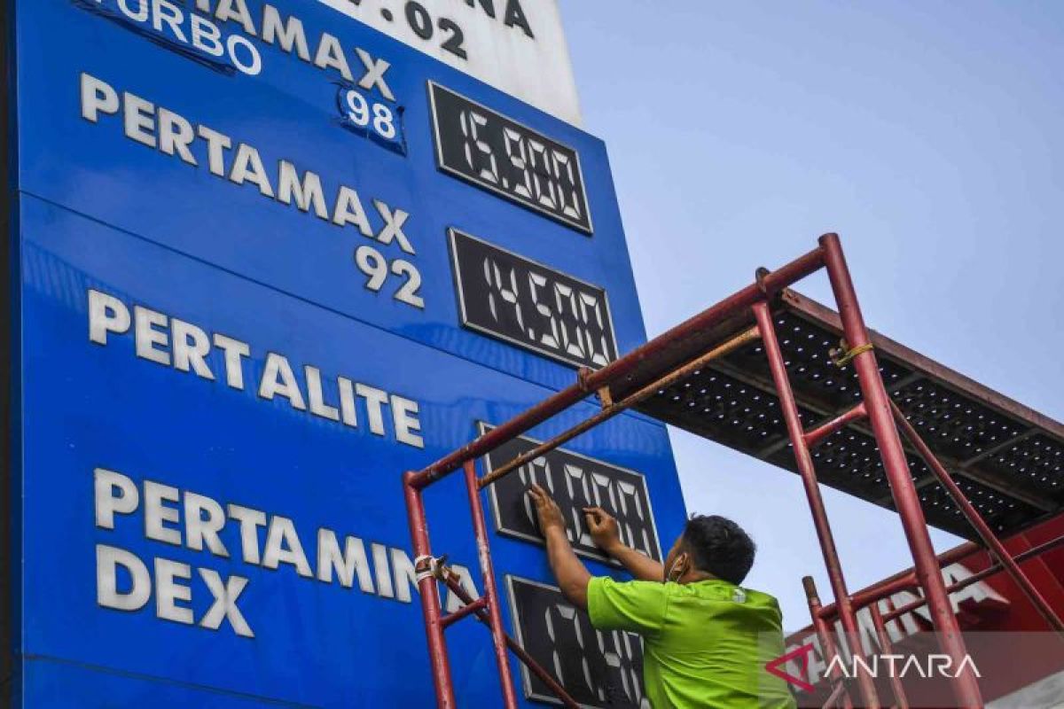 Mulai 3 Januari pukul 14.00 WIB, harga Pertamax turun Rp1.100 per liter