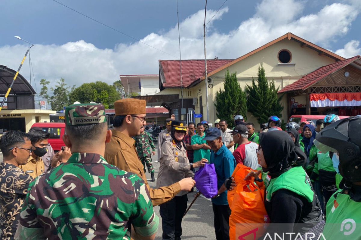 BBM naik, Forkopimda bagikan bansos ke Ojol dan Sopir di Bukittinggi