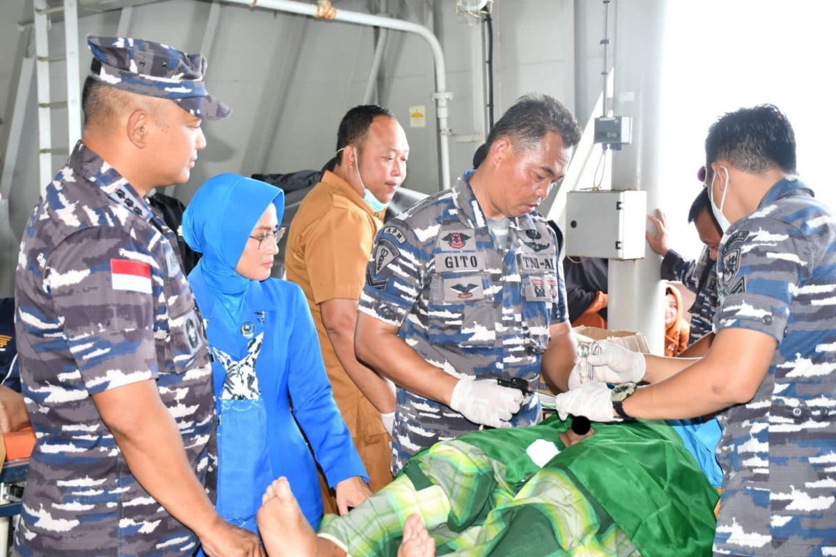 TNI AL gelar sunatan massal di atas KRI Bontang di Natuna