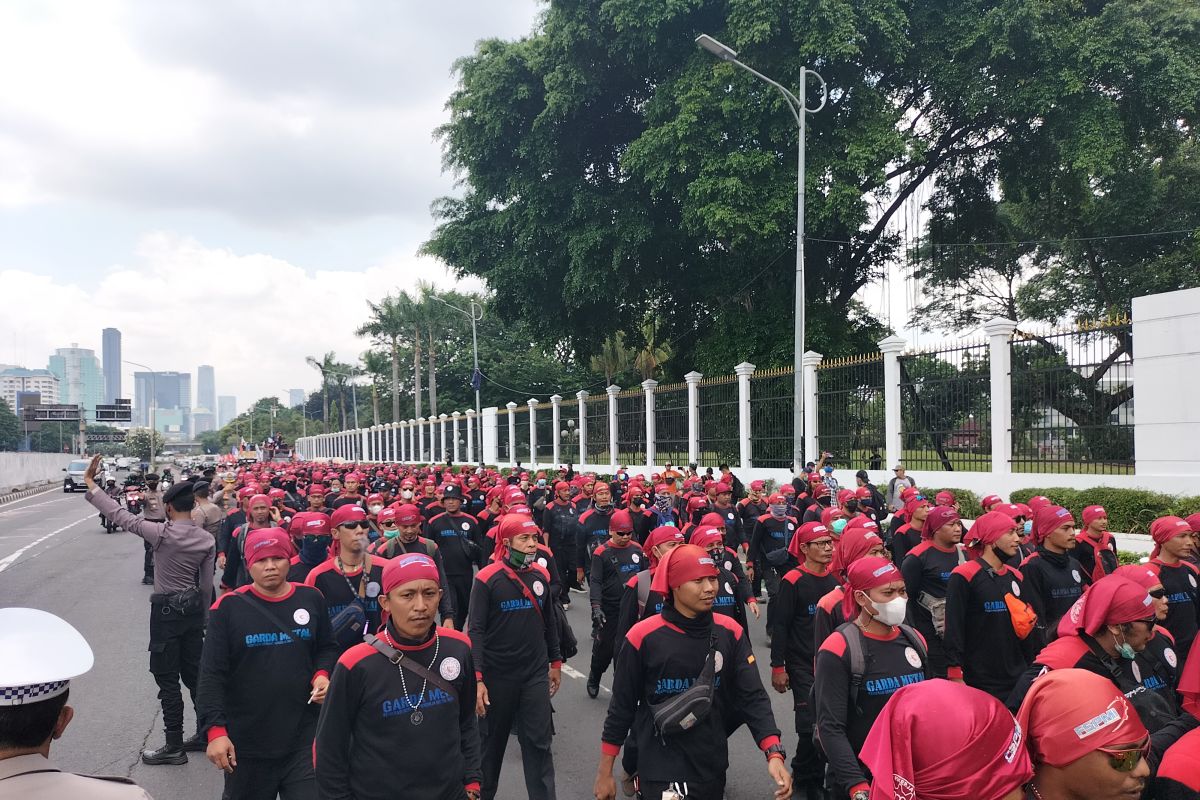 Massa buruh mulai mendatangi gedung DPR