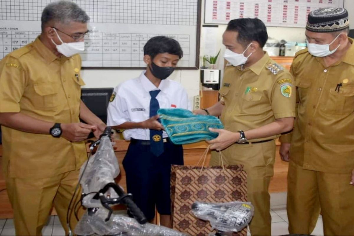 Wali Kota Palangka Raya beri bantuan sepeda untuk siswa