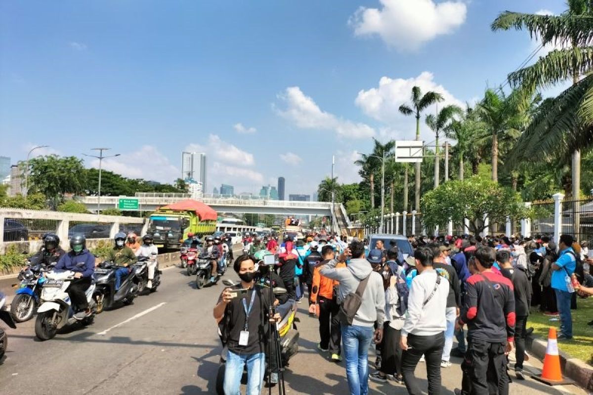 Massa buruh mulai membubarkan diri dari depan gedung DPR RI