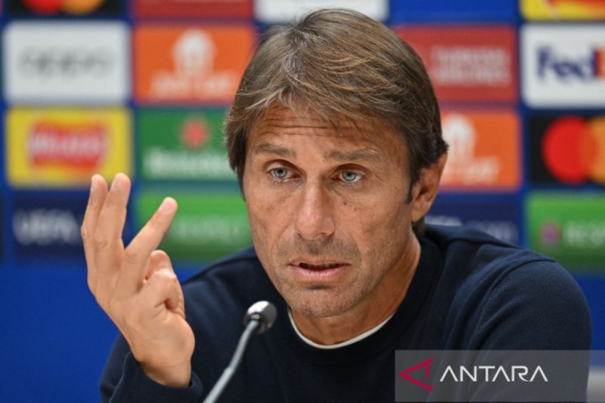 Antonio Conte latih Napoli