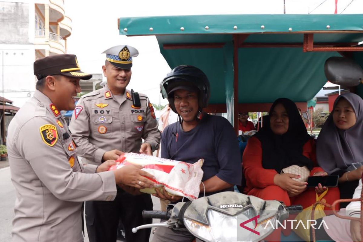 Bantu pengemudi bentor, Polres Meranti salurkan sembako