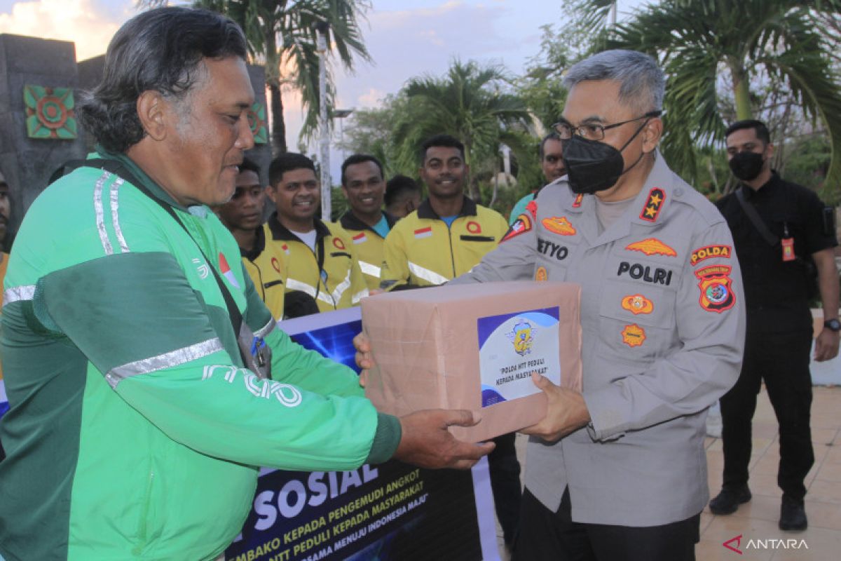 Polda NTT bagikan sembako secara serentak untuk sopir angkot