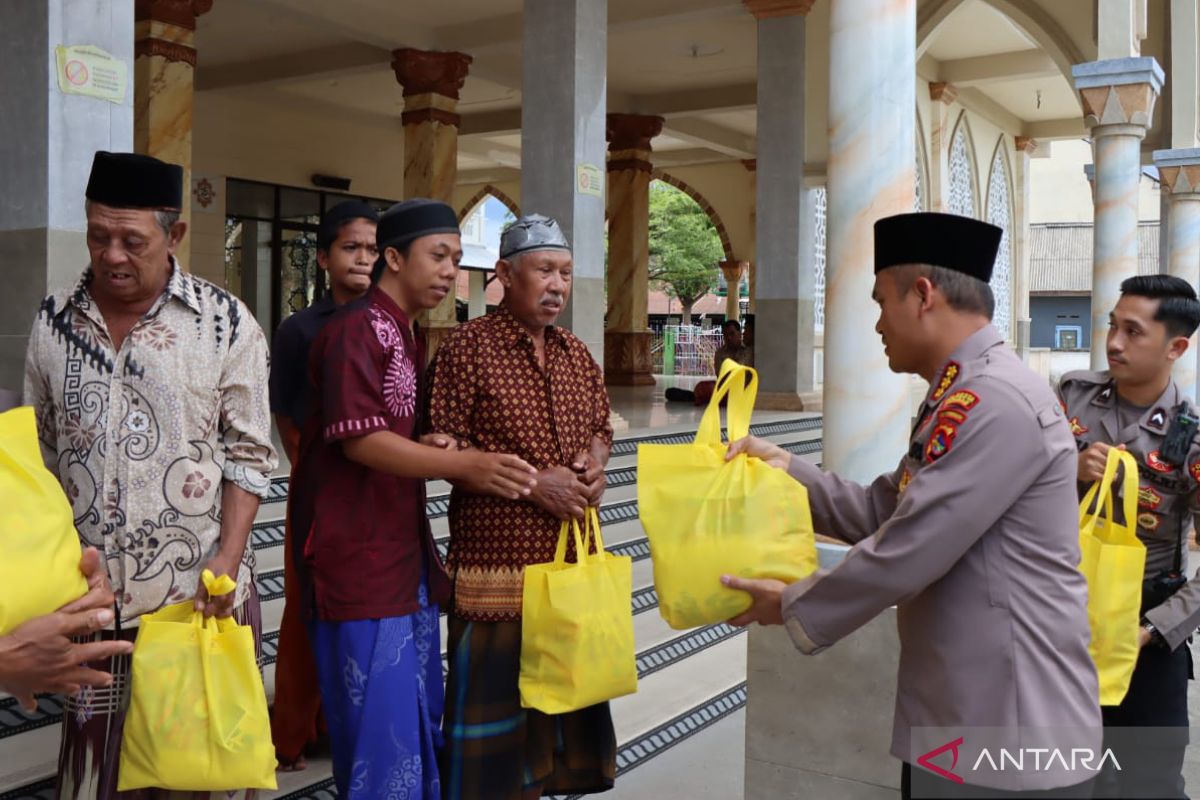 Polisi menyalurkan paket sembako ke warga terdampak penyesuaian harga BBM