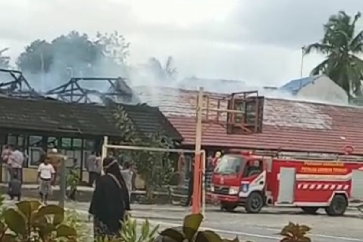 Gedung SMPN 1 Praya Barat terbakar (video)