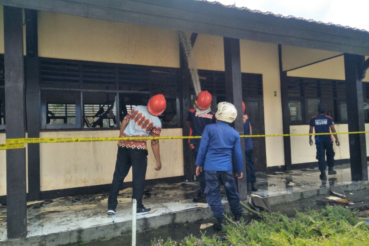 Empat ruang kelas SMPN 1 Praya Barat ludes terbakar