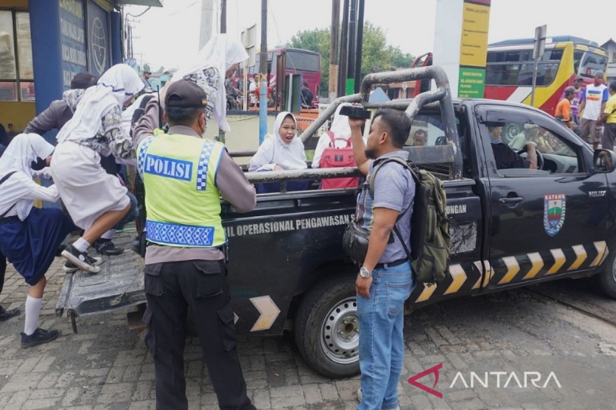 Sopir angkutan umum mogok, Pemkab Batang jemput penumpang terlantar