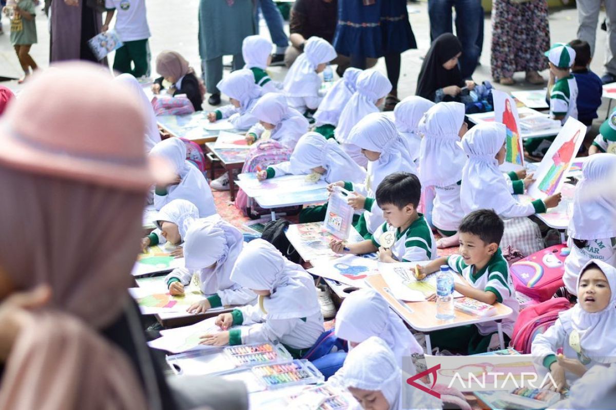 300 Pelajar ikuti lomba mewarnai Bunda PAUD di Jam Gadang Bukittinggi