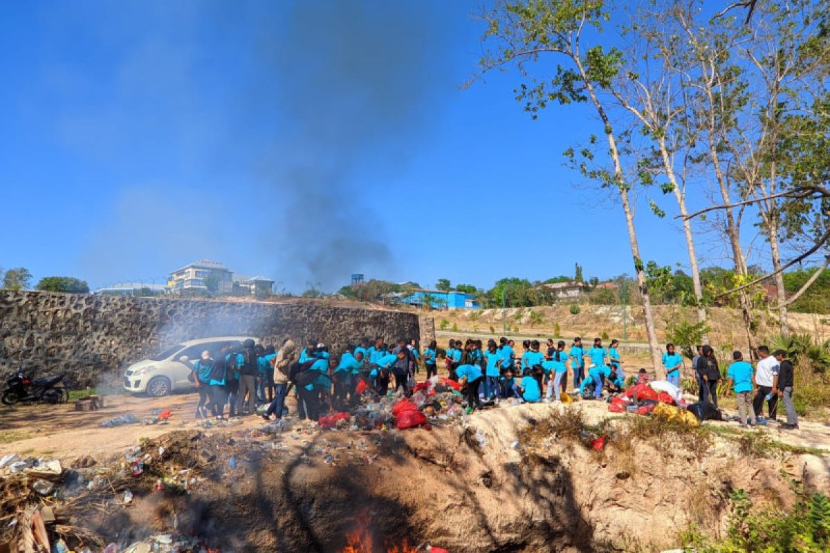 Semarak Panca Windu Unwira diisi dengan Jalan Santai dan Gerakan Pungut Sampah