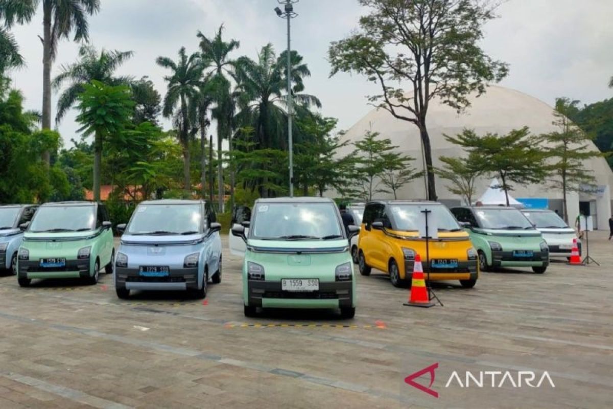 Wuling Motors serahkan mobil listrik Air ev kepada 100 konsumen pertama