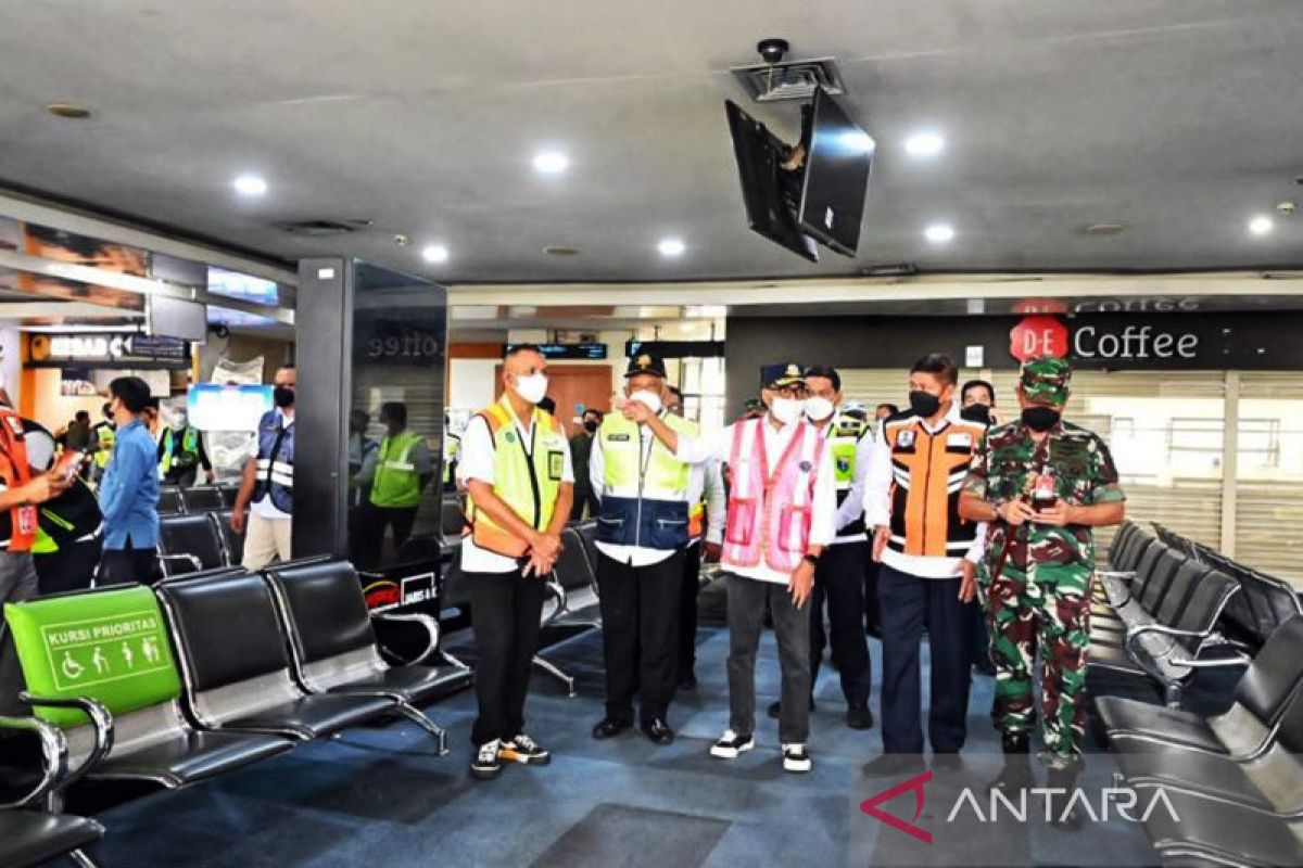 Kemenhub perbaiki landas pacu Bandara Halim terkelupas