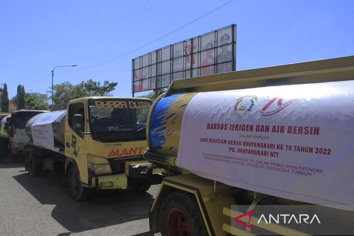 Polda NTT salurkan 140 ribu liter air bersih untuk warga