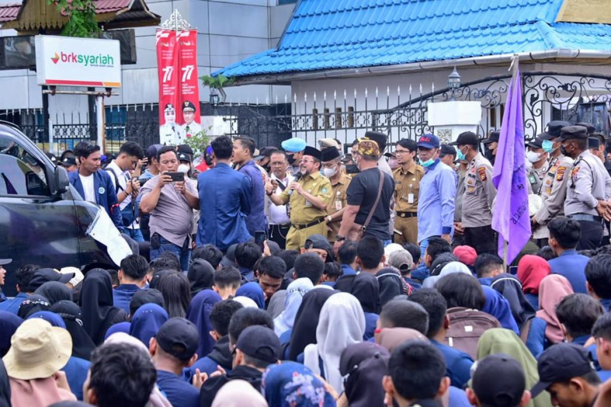 Tolak kenaikan BBM, mahasiswa Polbeng serbu Kantor Bupati