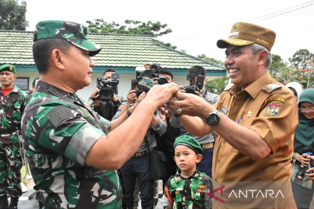 Jenderal Dudung terima tanjak dari Bupati Kampar