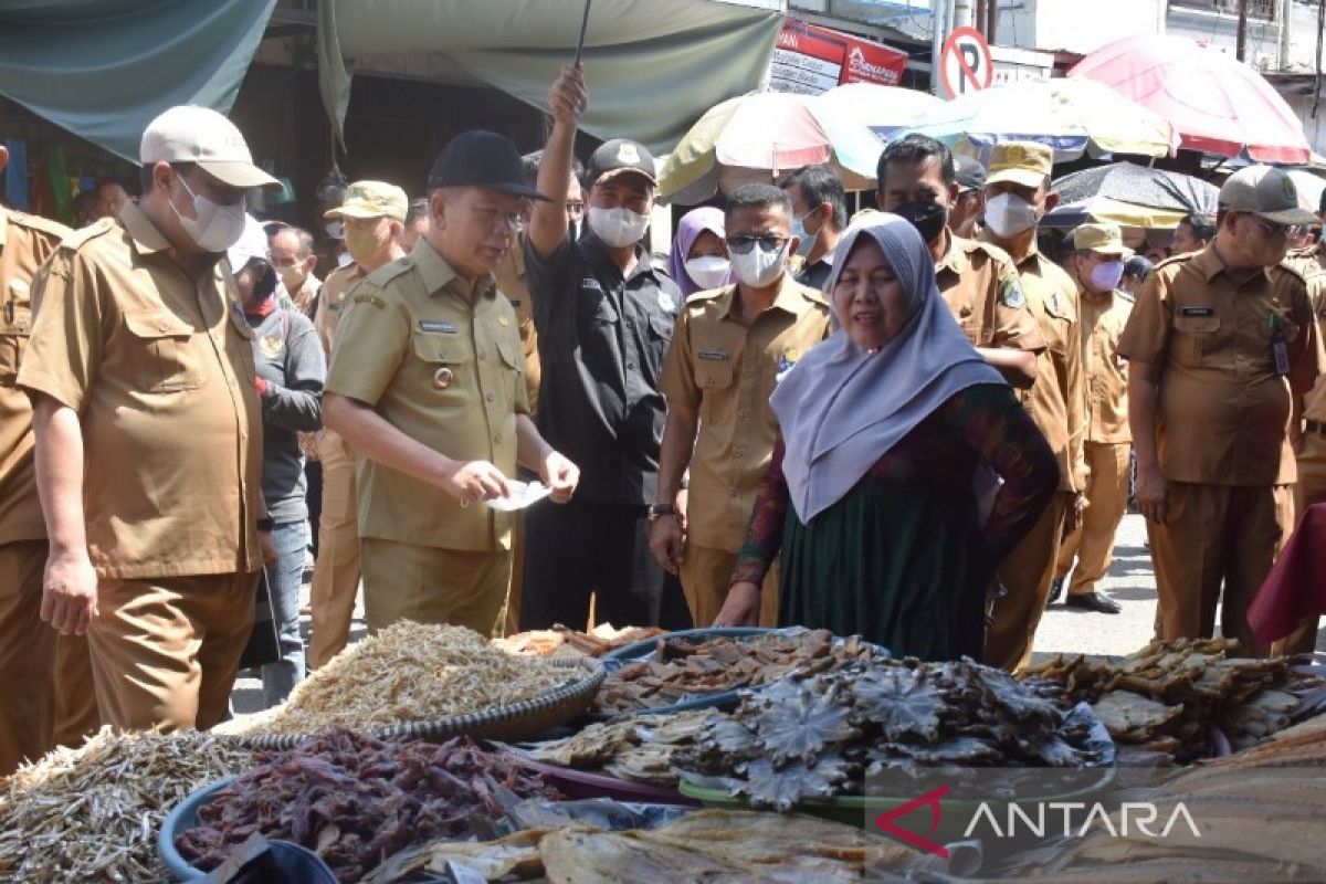 Bupati Kapuas tinjau pasar, pastikan kondisi bapok masih stabil