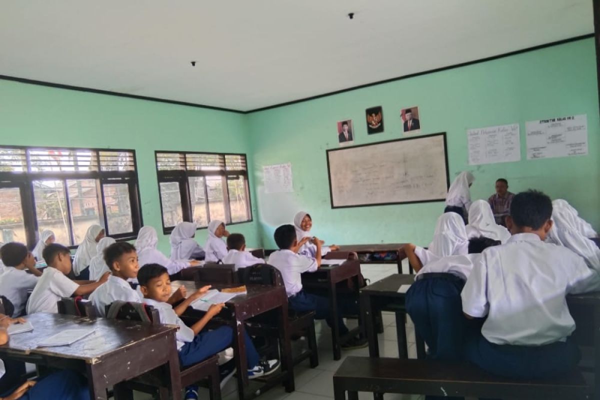 Aktivitas belajar siswa di SMPN 1 Praya Barat normal pasca kebakaran