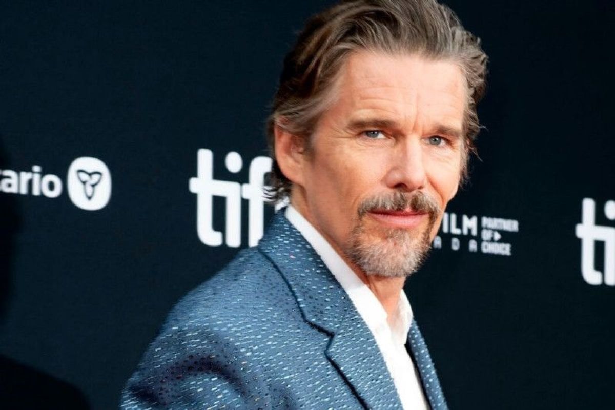 Ethan Hawke  turut berduka cita atas kepergian Godard di Festival Film Toronto