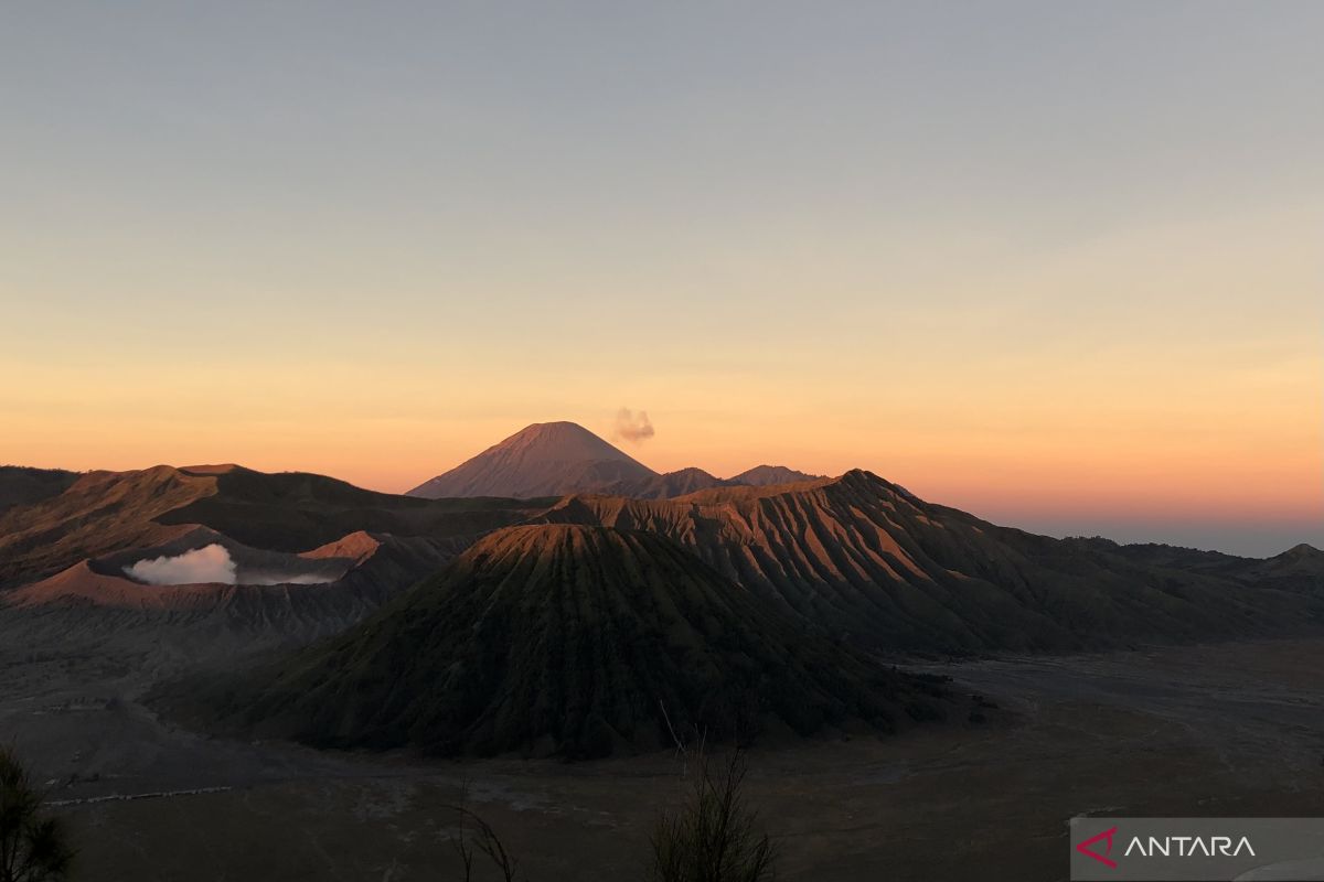 BB TNBTS sesalkan turis asing buang air kecil sembarangan di kawasan Bromo