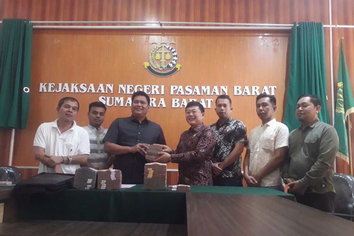 Kejari Pasbar terima pengembalian uang dugaan suap gratifikasi dari dua tersangka penentuan pemenang RSUD