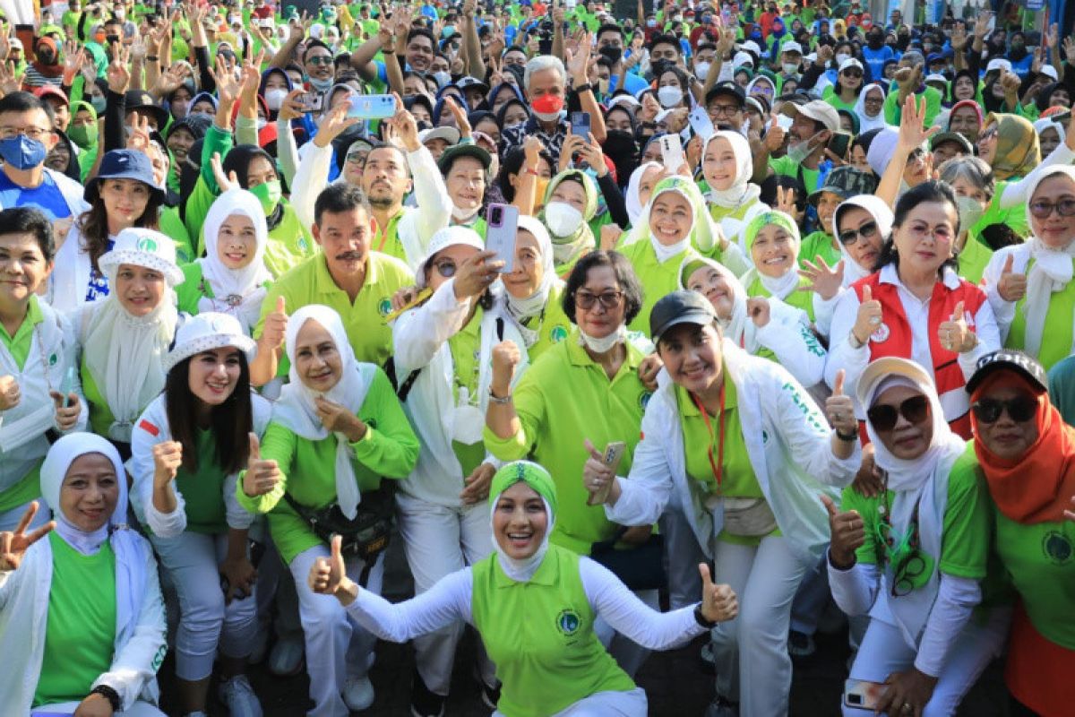 Rutin jalan kaki, cara Gubernur Ganjar ajak warga Jateng cegah osteoporosis