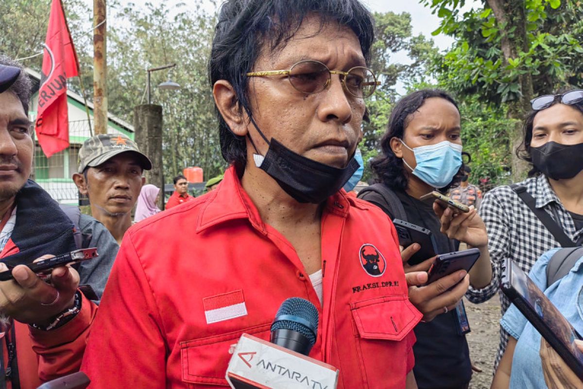 Adian Napitupulu tanggapi larangan impor pakaian bekas