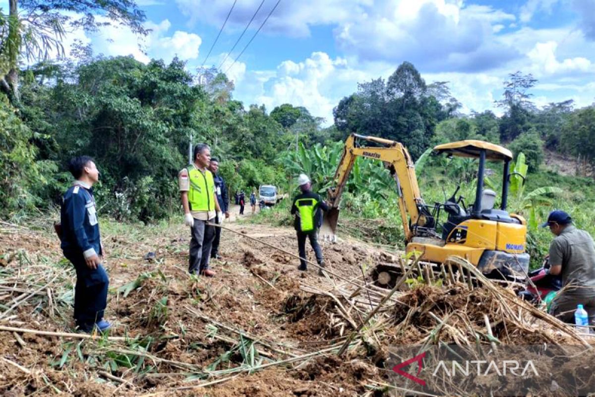 Jalan Tongka-Batu Raya yang longsor sudah bisa dilewati mobil