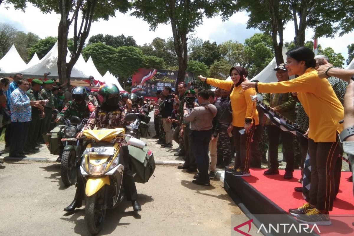 Istri Panglima TNI salurkan bansos di Kendari Sultra