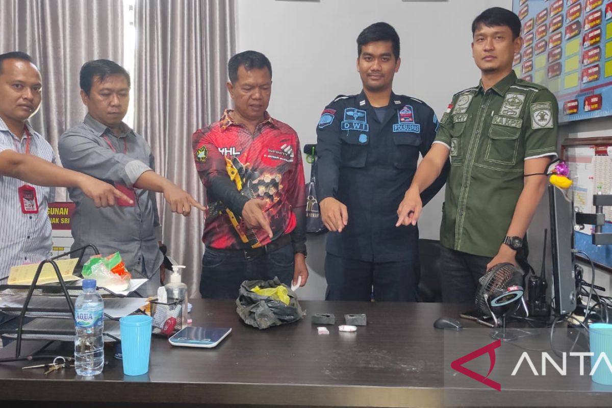 Dilempar dari luar, dua paket sabu dalam potongan sandal ditemukan di Rutan Siak