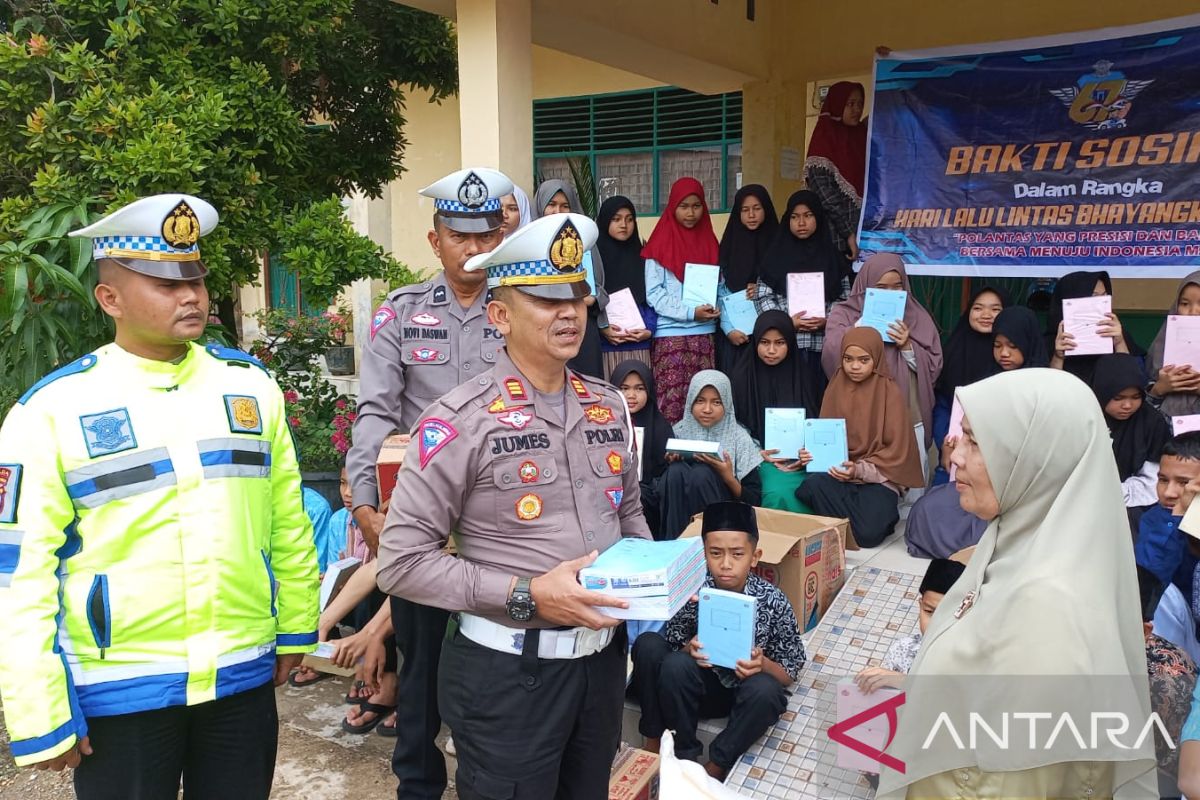 Satlantas Polres Solok bagikan sembako ke panti asuhan muhammadiyah dan pangkalan ojek