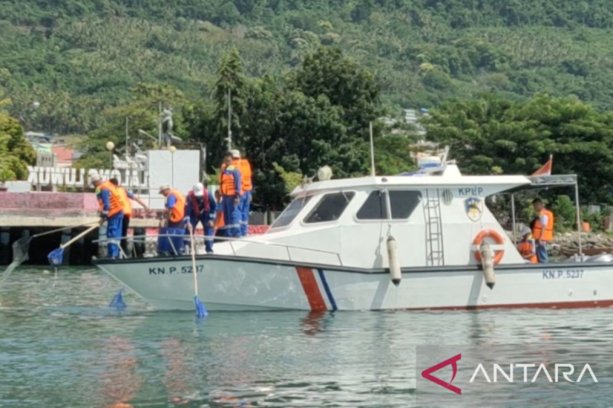 HUT Perhubungan, KUPP Luwuk gelar aksi bersih laut di Teluk Lalong