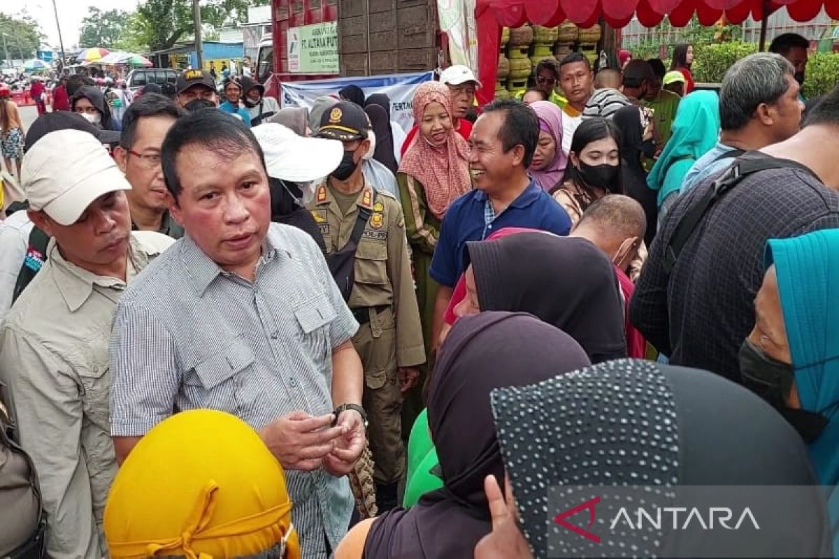 Bahan pokok pasar murah di Sampit habis dalam satu jam