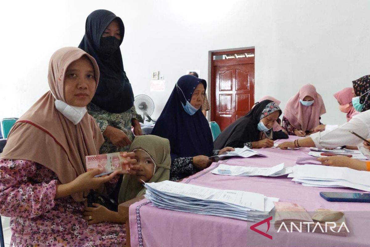 Kantor Pos Kudus antarkan BLT-BBM ke rumah KPM yang sakit