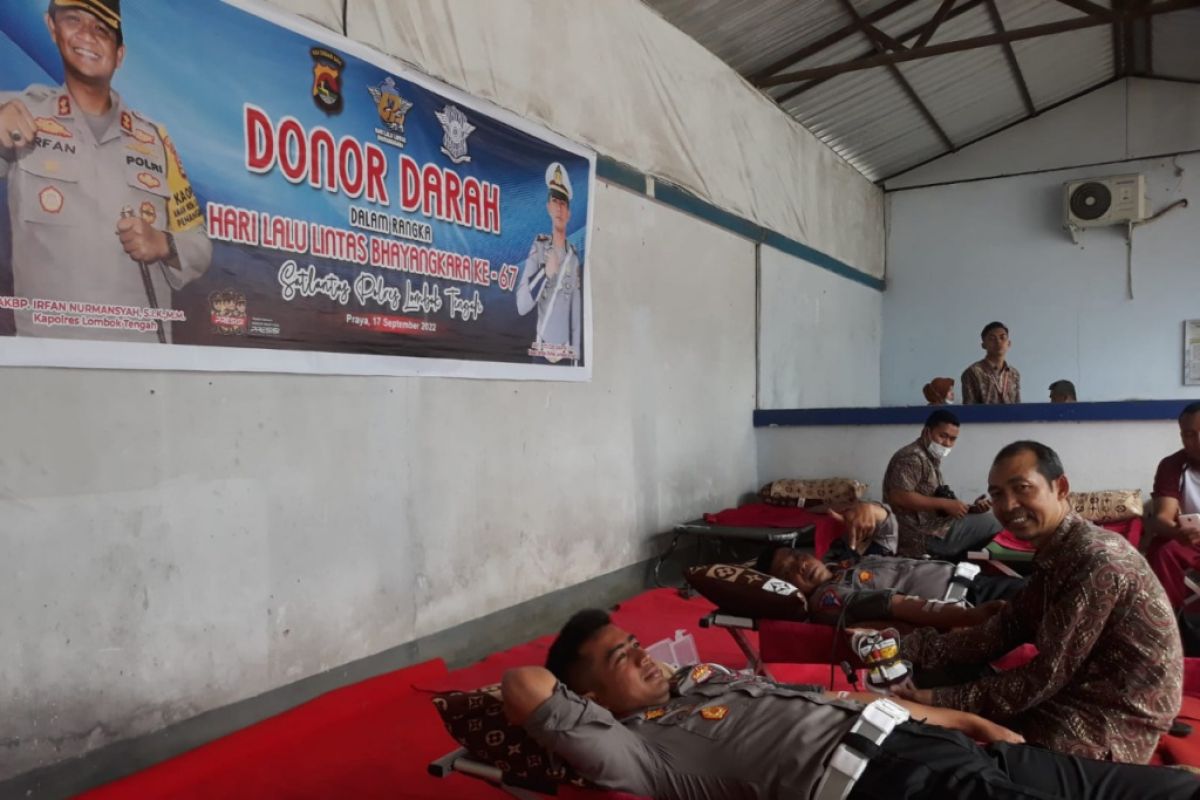 Polres Lombok Tengah donor darah menyambut HUT Lalu Lintas Bhayangkara