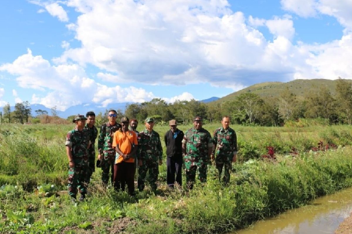 Dandim 1702/Jwy tinjau lahan tidur digarap menjadi sawah