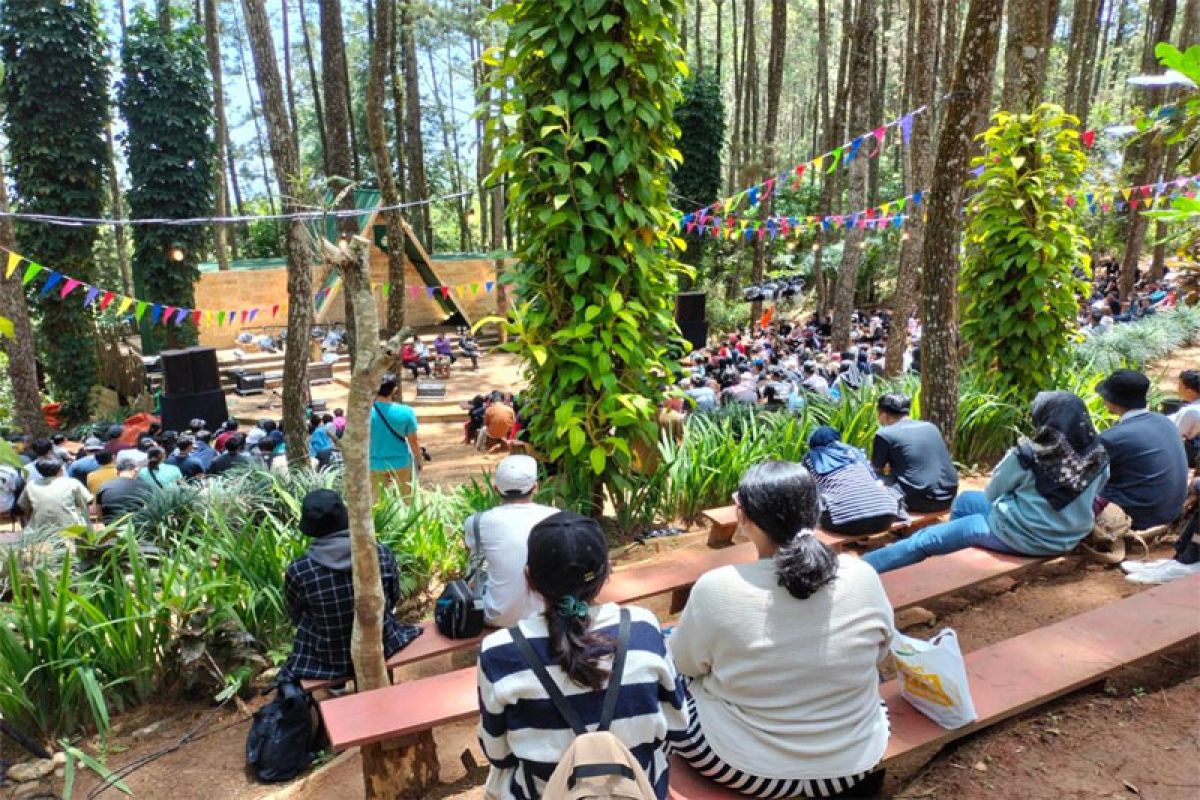 PLN sediakan listrik di tengah hutan sukseskan Jambore Standupindo