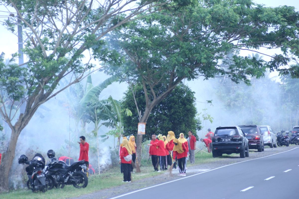 Ribuan ASN Lombok Tengah bergotong royong bersihkan sampah dukung WSBK