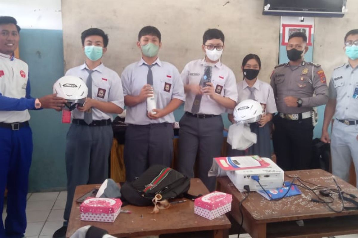 Honda Ajarkan Ilmu Safety Riding di SMA Karuna Dipa Kota Palu TEMA " Generasi #Cari_aman "