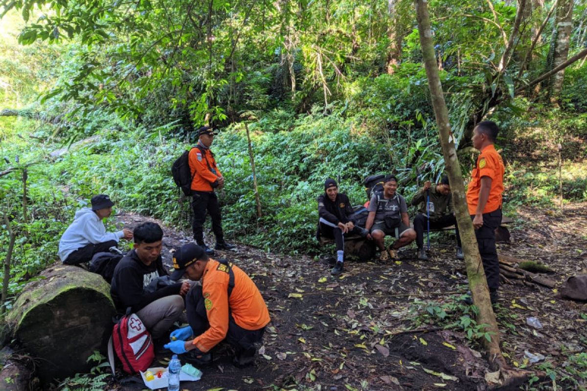 SAR temukan delapan pendaki Gunung Soputan yang tersesat