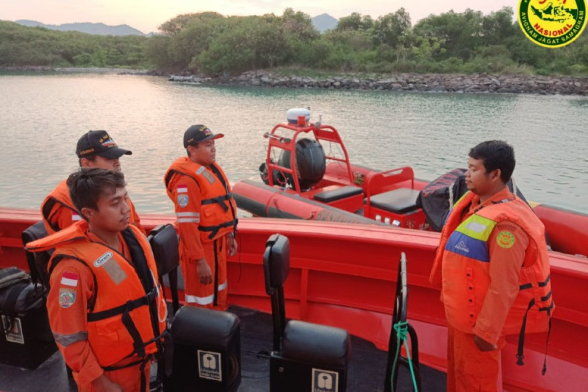 Basarnas Banten evakuasi 8 korban kebakaran kapal ikan di Perairan Anyer