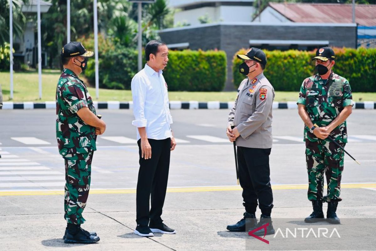 Jokowi visits Southeast Sulawesi and North Maluku to review social aid distribution