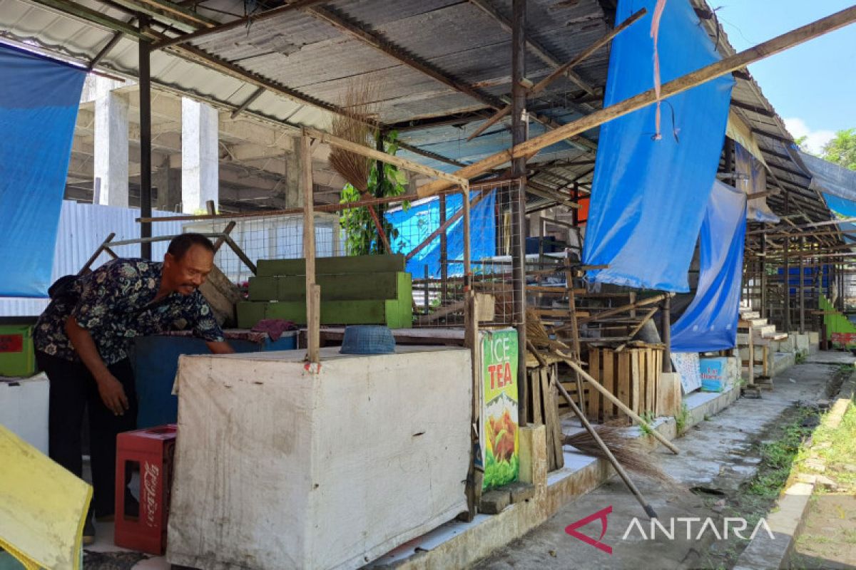 Pedagang lapak di Lapangan Bundar Praya keluhkan fasilitas umum tidak ada