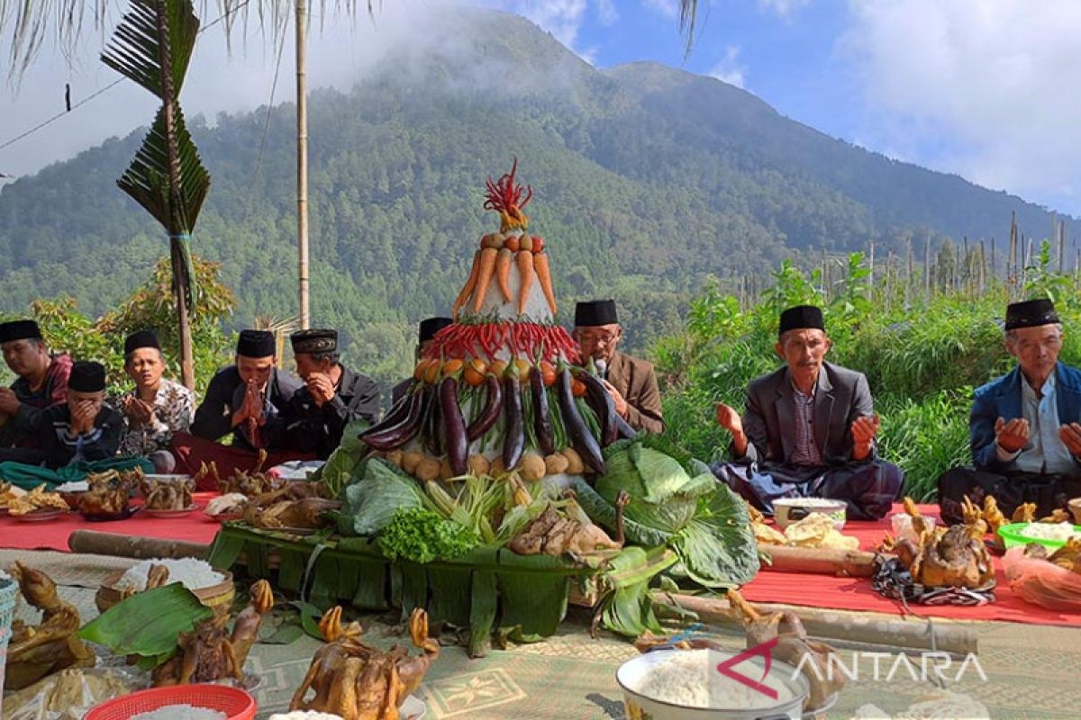 Tradisi "Tumpeng Jangka" bangkitkan  semangat tani warga Gunung Andong