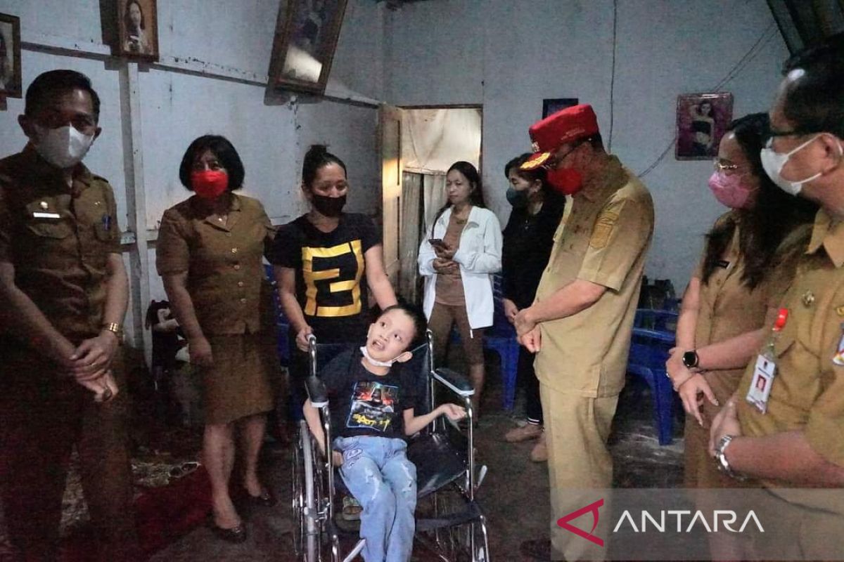 Pemkab Minahasa serahkan bantuan sosial penyandang disabilitas-bencana alam